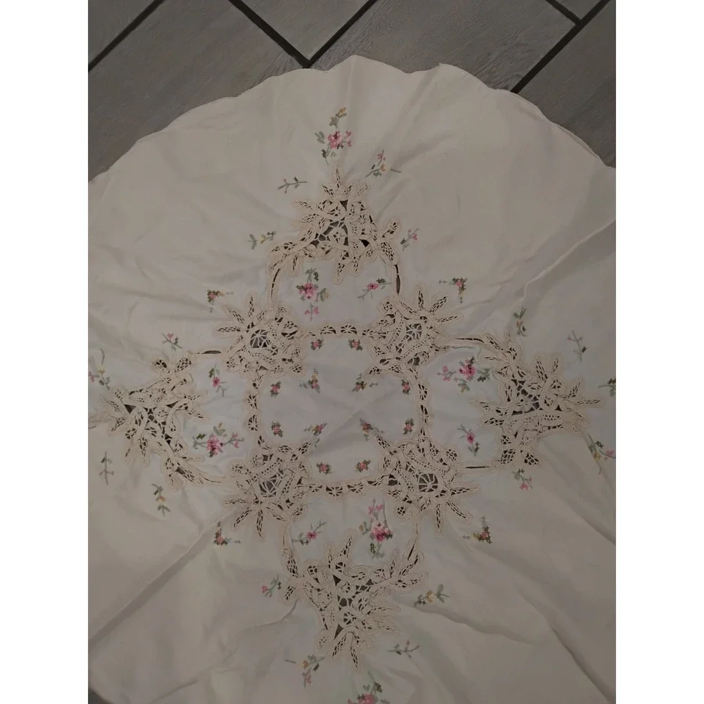 Vintage Round Embroidered Floral Lace Tablecloth Cream Scalloped Edge 29 Inch